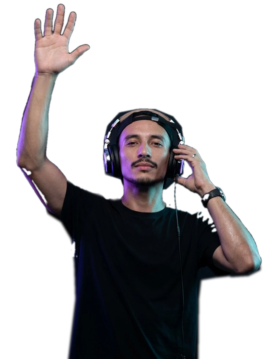 DJ Rick Mota de camiseta preta e fone de ouvido, com a mão erguida